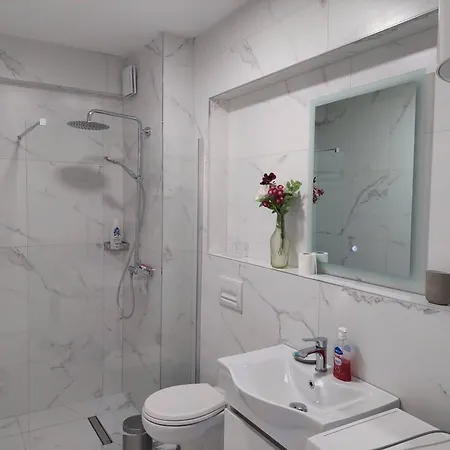 Happy Mihaly - 007 Apartment